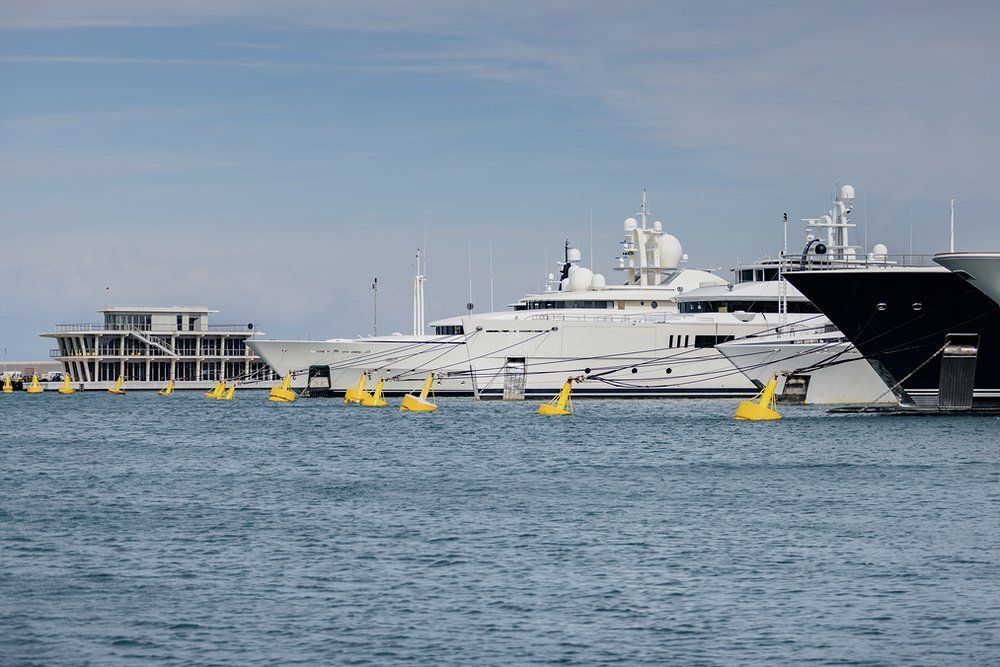 The new clubhouse is conveniently located next to the marina's helipad. The marina has impeccable local, national and international transport links