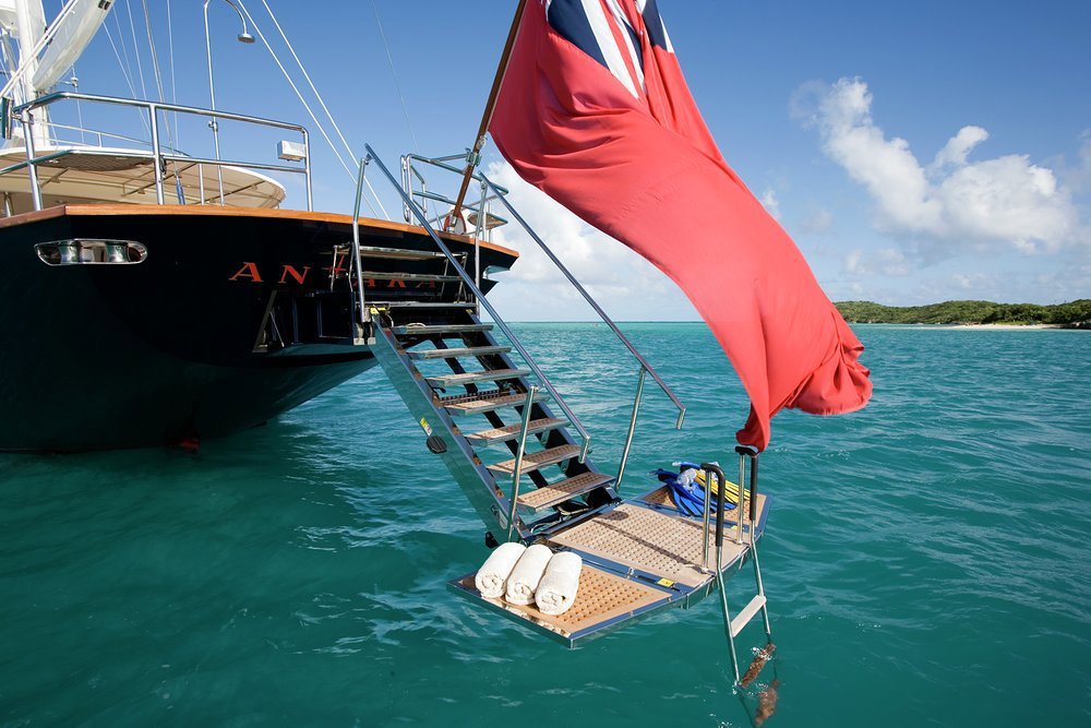 A new transom bathing platform makes bathing and boarding easy