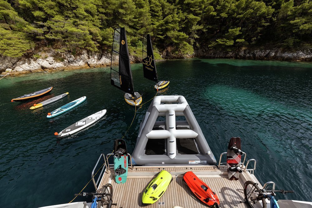 With plenty of eco-friendly toys, LAMMOUCHE helps you feel good and do good. She was also one of the first yachts to install water purifiers and dispensers to cut plastic-bottle consumption
