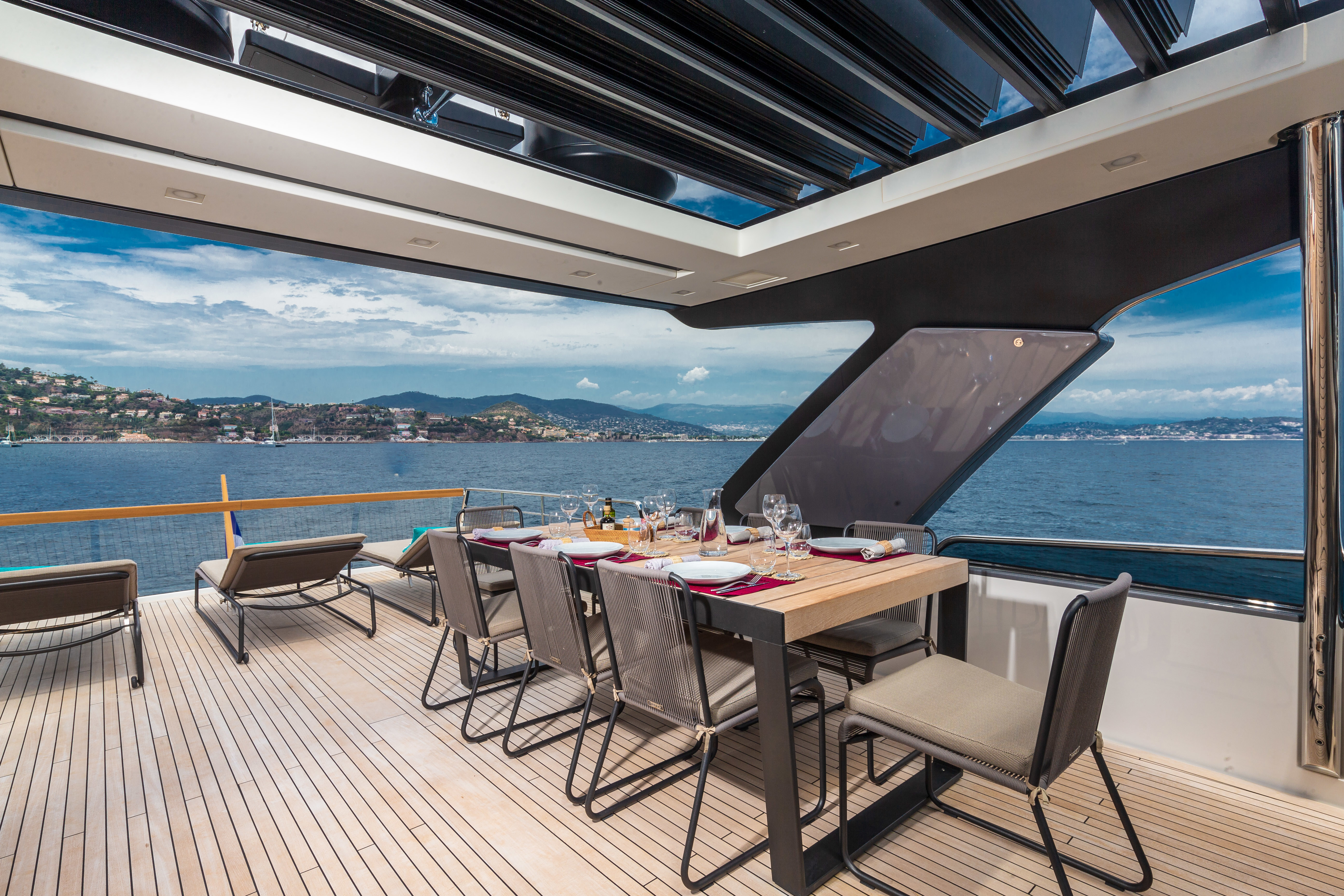 REGINE OF CANNES flybridge dining