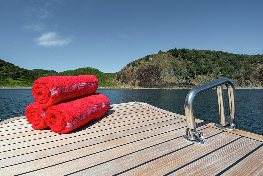 Dive in! The hydraulic transom becomes the ideal swim platform