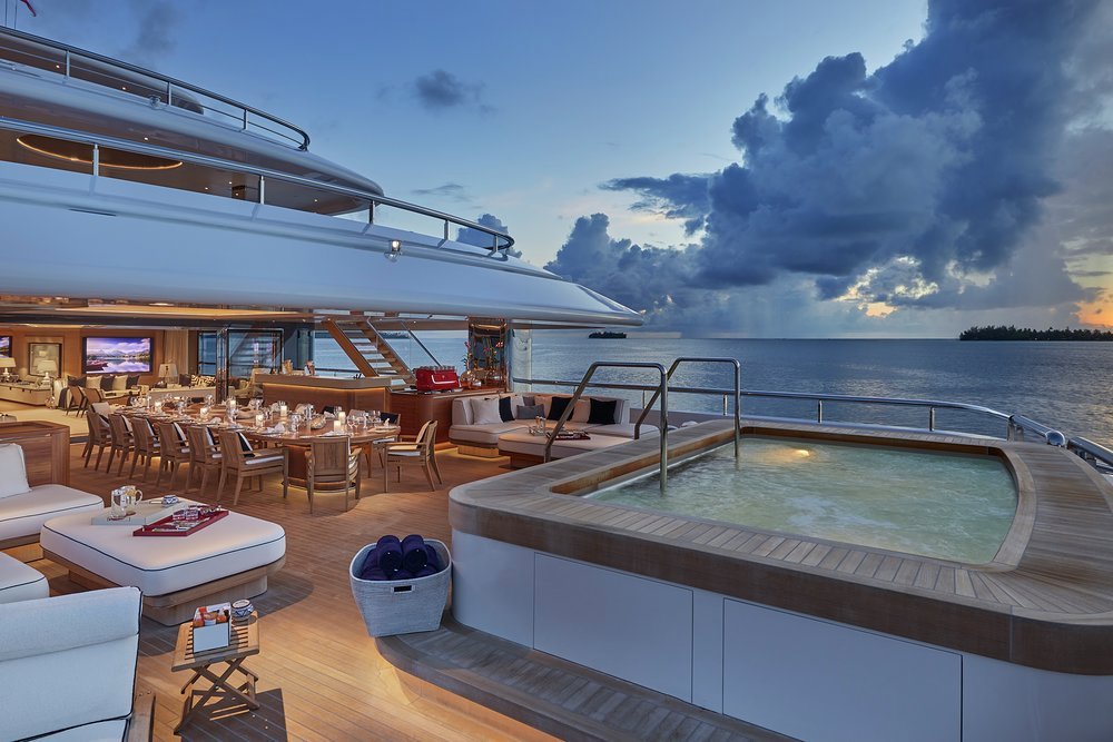 Pool, bar, dining, lounges in sun and shade, TV - it's the complete family set-up