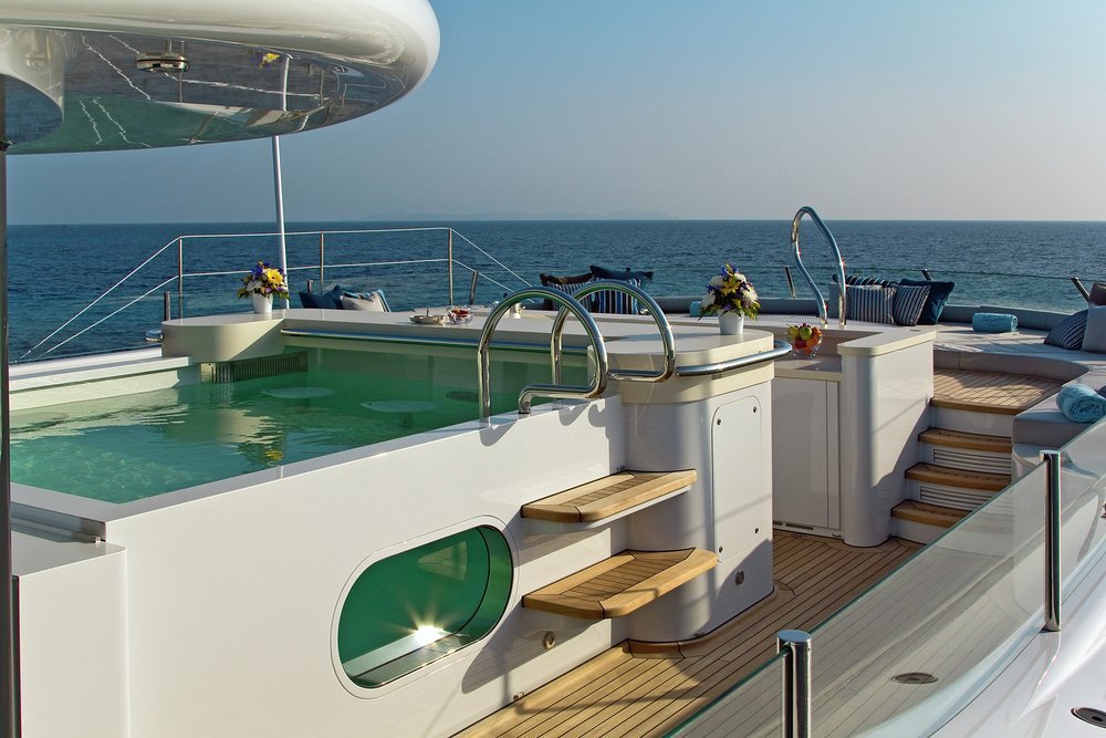 VENTUM MARIS - Sun deck pool with wet bar and a jacuzzi forward