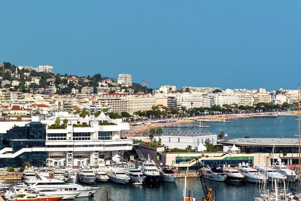 La Croisette lines the Baie de Cannes, running from Port Canto to Vieux Port between the town and the beach