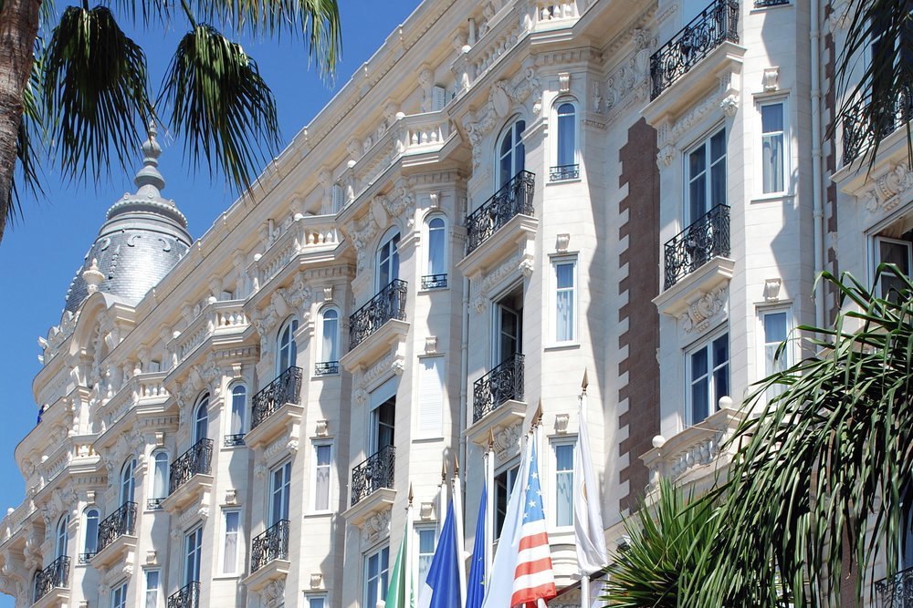 The famous InterContinental Carlton Hôtel has rooms overlooking the beach and the hotel's own beach club