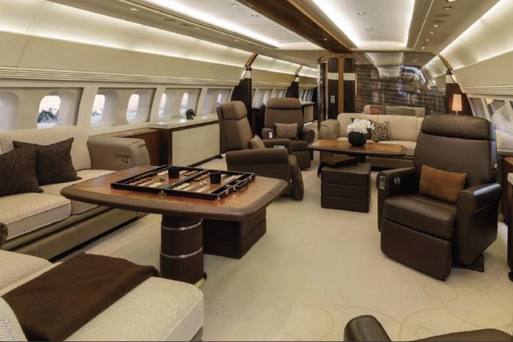 The transparent bulkhead conceals a blind that can be raised to add privacy to both areas